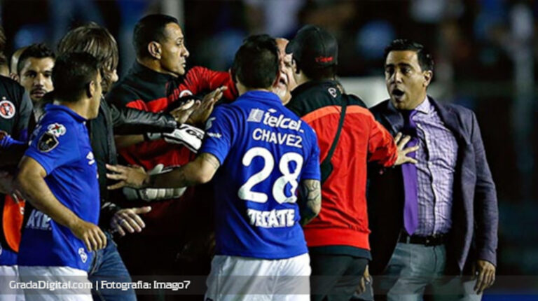 El entrenador César Farías durante un incidente en el partido entre Xolos y Cruz Azul, en 2014.