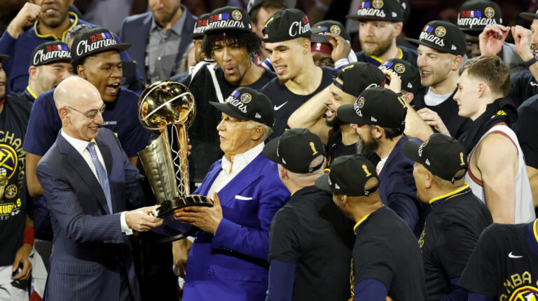 Los jugadores de los Denver Nuggets reciben, el 12 de junio de 2023, el premio a campeones de la NBA, después de vencer a Miami Heat.