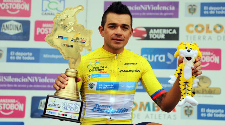 El ciclista Fabio Duarte posa con el trofeo y el peluche de campeón de la Vuelta a Colombia 2022.