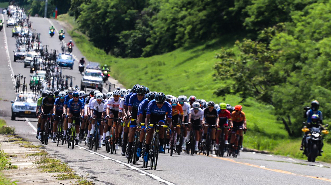 Los ciclistas durante el recorrido a la Vuelta a Colombia 2022.