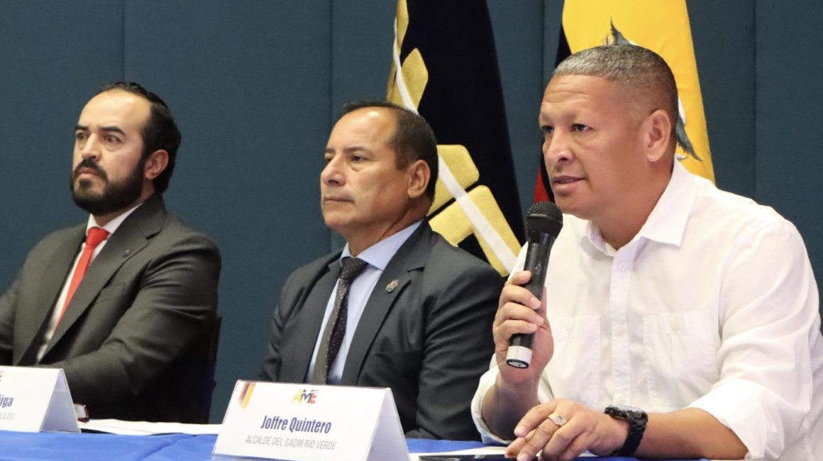 Patricio Maldonado, presidente de AME, el alcalde de Pelileo, Gabriel Zúñiga y el alcalde de Rioverde, Joffre Quintero.