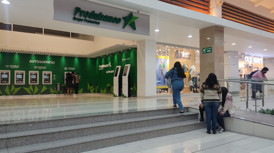 Imagen referencial de un banco privado en un centro comercial de Quito.
