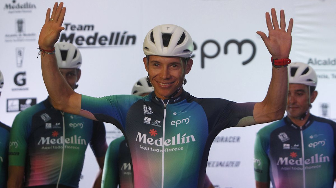 El ciclista Miguel Ángel 'Superman' López saluda con su uniforme del Team Medellín.