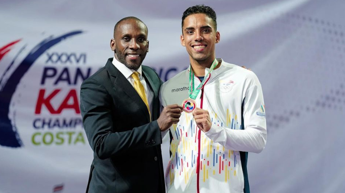 José Acevedo y su entrenador Dionicio Gustavo, con la medalla de oro del Panamericano.