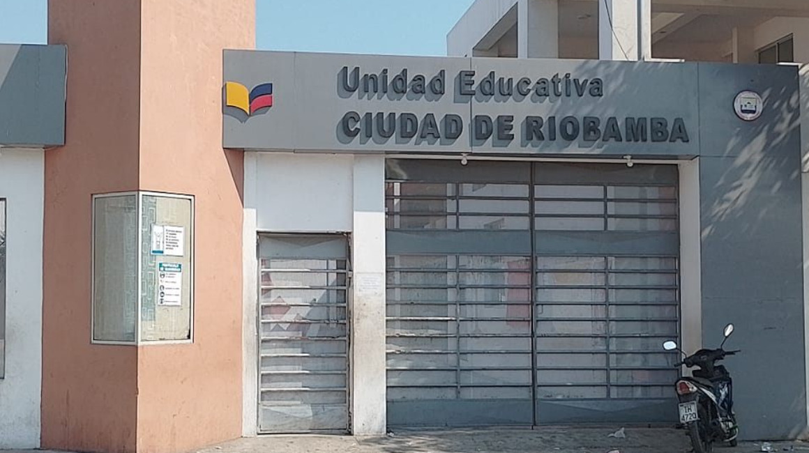 Dos hombres causan pánico en unidad educativa de Guayaquil