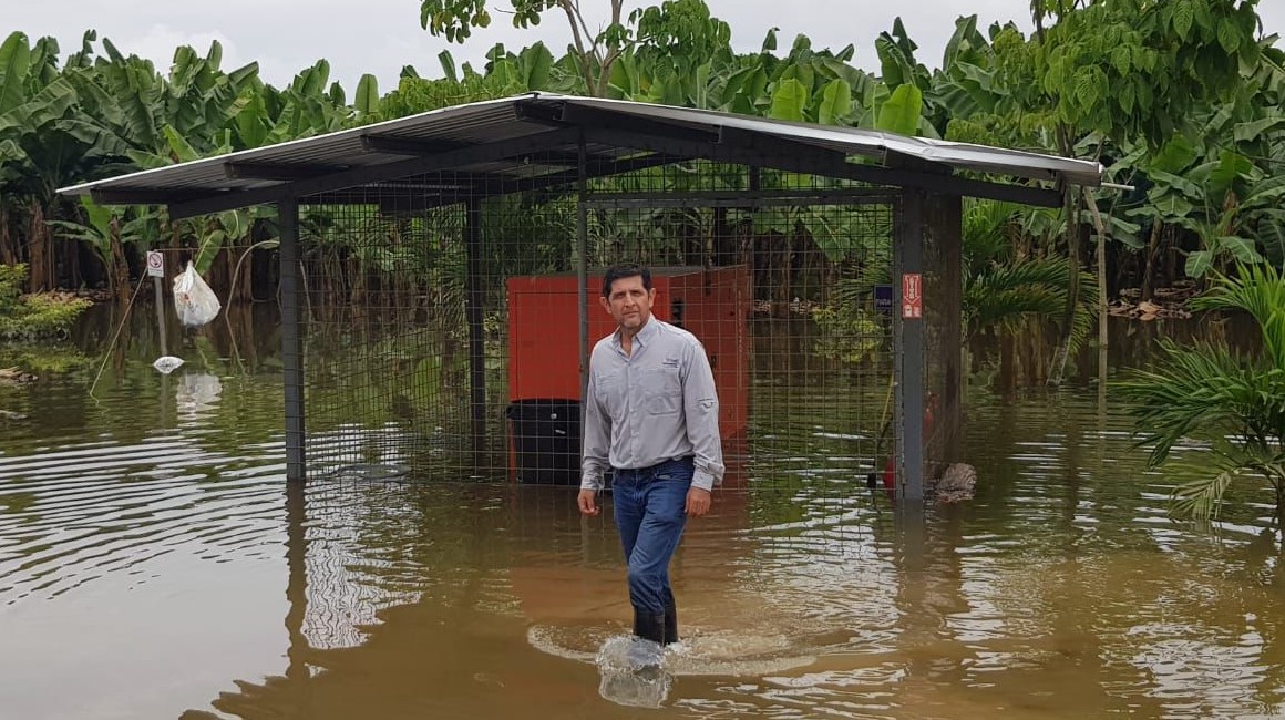 Kléber Sigüenza, presidente de la Cámara de Agricultura de la Segunda Zona, en una bananera inundada en Milagro (Guayas).