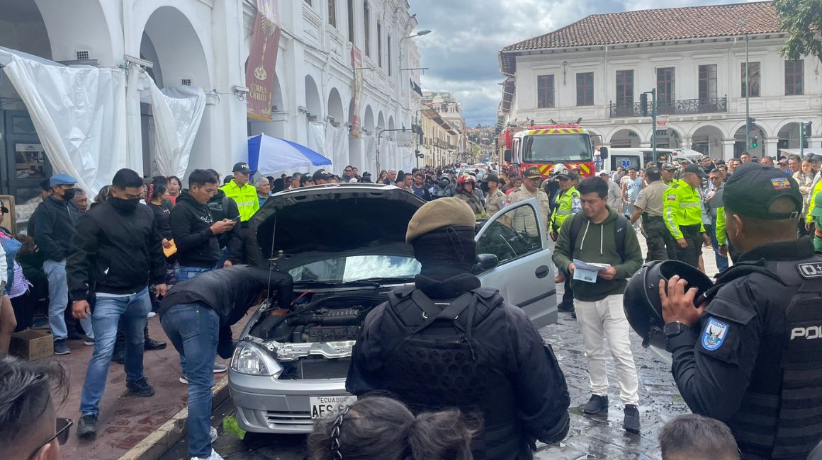 Ciudadanos detuvieron un vehículo de una presunta banda delictiva que pretendía secuestrar y robar a un adulto mayor en el centro de Cuenca, el 16 de junio de 2023.