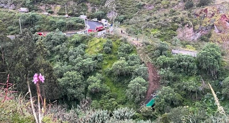 La imagen muestra cuánto rodó el bus luego del accidente en la vía Ambato - Píllaro.