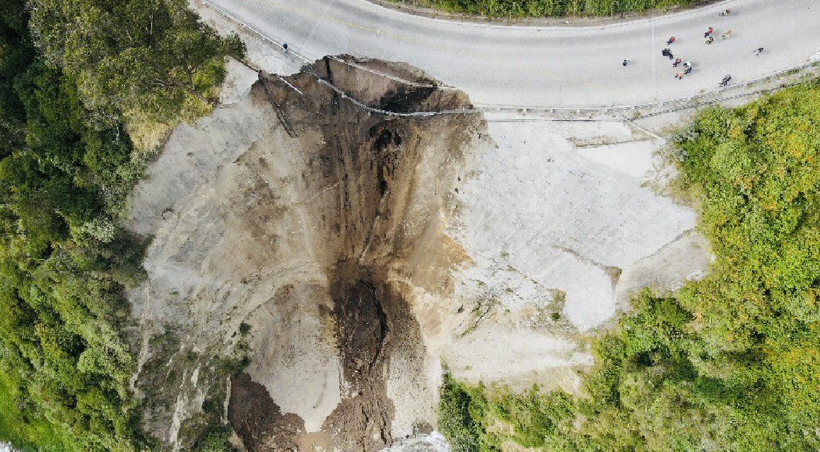 Imagen del derrumbe del talud de Guápulo captada por un dron del Cuerpo de Bomberos de Quito.
