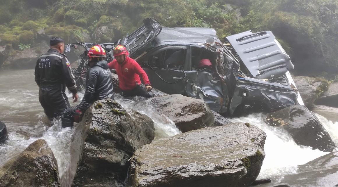 Bomberos de Quito colaboran con la extracción del cuerpo de una fallecida en un auto que cayó al río Jatun Tinahua.