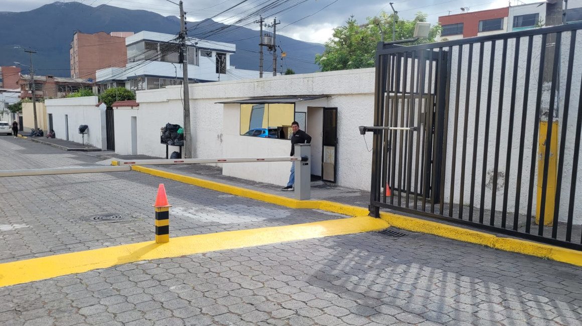 Un guardia privado vigila la entrada de vehículos en una calle pública del norte de Quito, el 14 de junio de 2023.