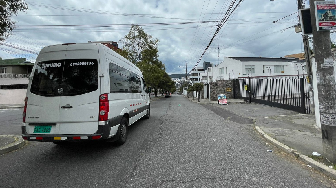 Una furgoneta circula junto a una calle cerrada, en el norte de Quito, el 16 de junio de 2023.