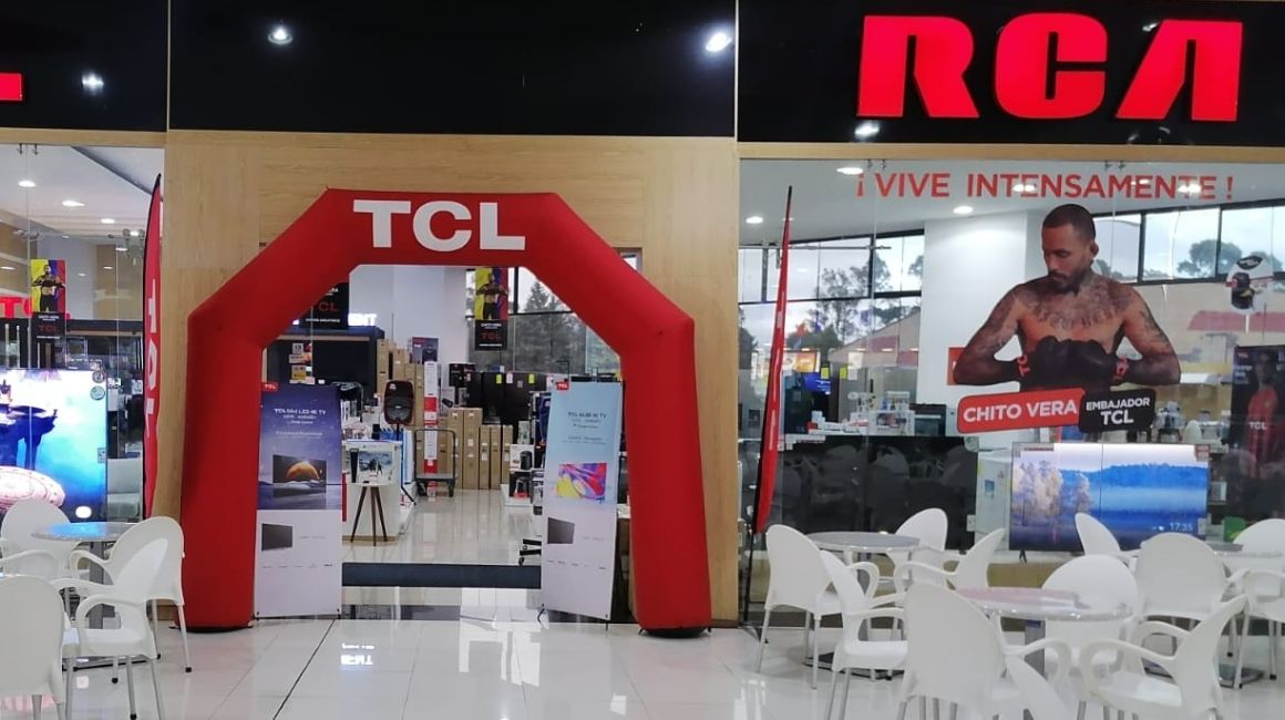 Tienda de productos TCL y RCA en el Mall del Río, en Cuenca.