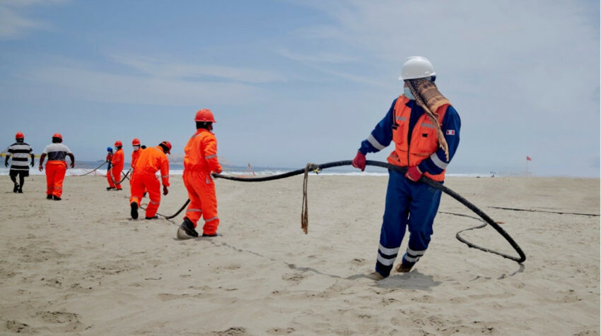 Personal de la empresa Claro instalando en Perú el cable Mistral, que también cruza por Ecuador, en 2021. 
