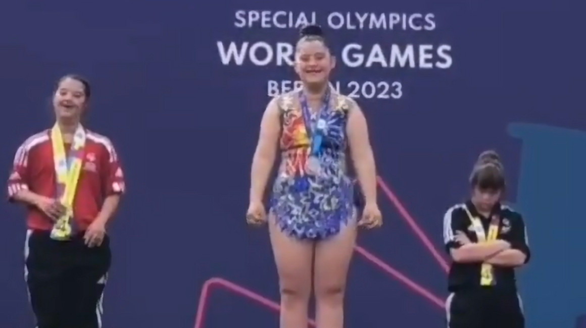 La gimnasta ecuatoriana, Andrea Ponce, en el podio de los Juegos Mundiales Olimpiadas Especiales, el lunes 19 de junio de 2023.