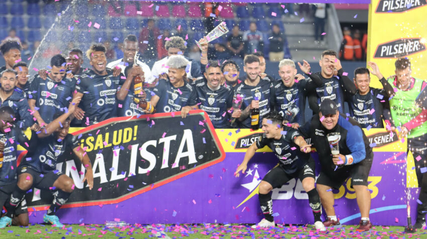 Los jugadores de Independiente del Valle festejan en el estadio Banco Guayaquil, en Sangolquí, el 16 de junio de 2023.