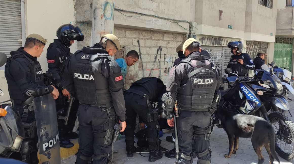 Policías requisan a un hombre en el Comité del Pueblo (Quito), el 19 de junio de 2023.