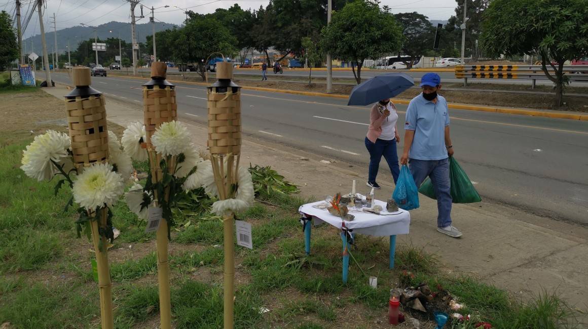 Vecinos de la vía a la Costa colocaron antorchas, flores y velas en el lugar donde fallecieron atropellados un abuelo y sus dos nietos, el domingo 18 de junio del 2023. 