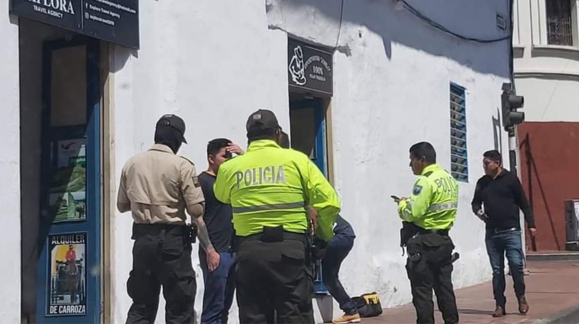 Policías en los exteriores de un local comercial que fue robado en el centro de Cuenca.