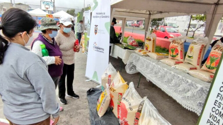 Productores de la costa venden arroz en una feria en Quito, en febrero de 2022.