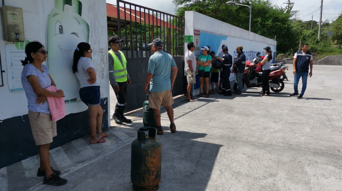 Usuarios hacen fila para anotarse y recibir una bombona en los próximos días, en el centro de despacho de gas licuado de petróleo de la isla San Cristóbal, en Galápagos, el 20 de junio de 2023.