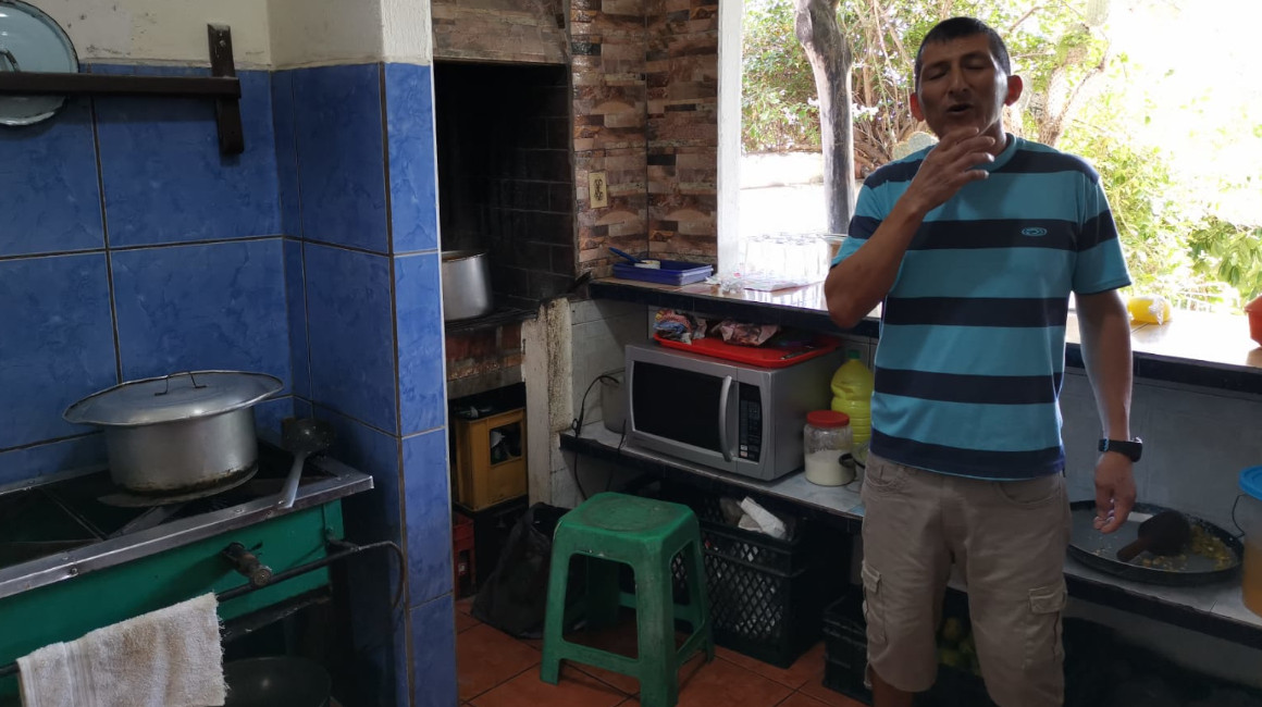 Manuel Cobos cocina en el restaurante Andreíta con carbón y con gas, pero ha dejado de abrir el negocio por las tardes debido al desabastecimiento de productos. 