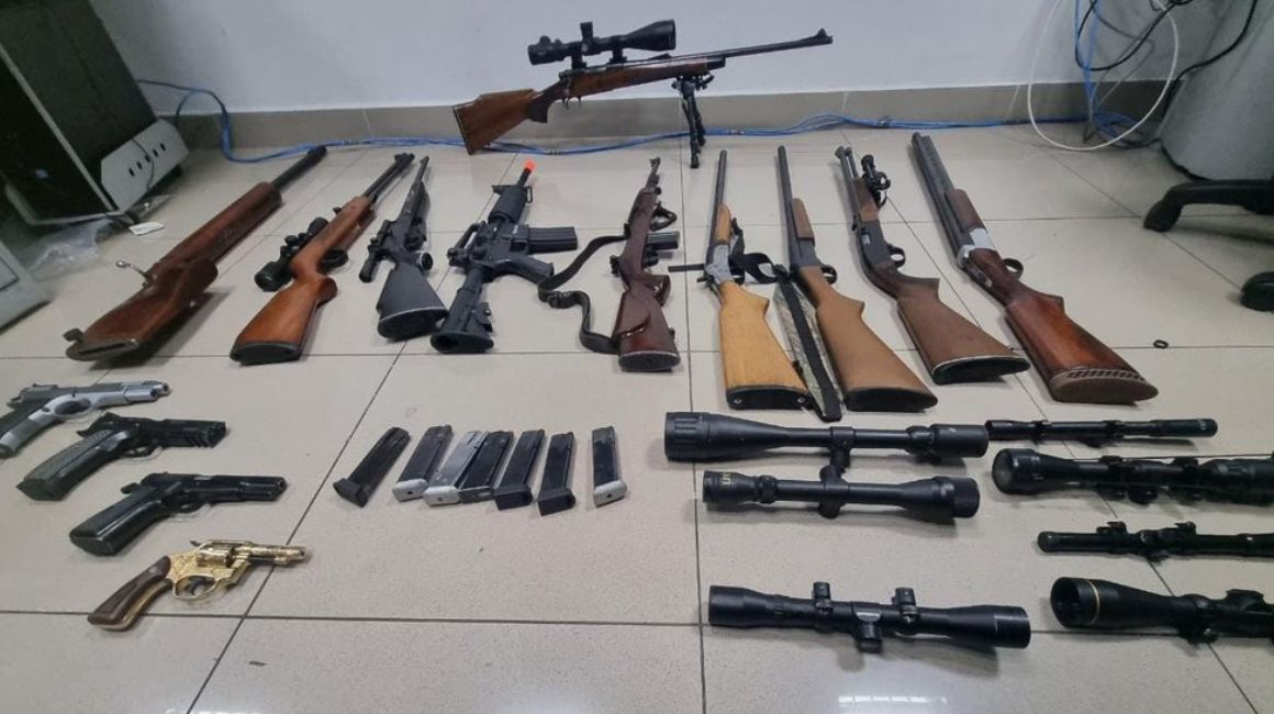 La Policía decomisó armas en una vivienda de Píntag, en Quito.