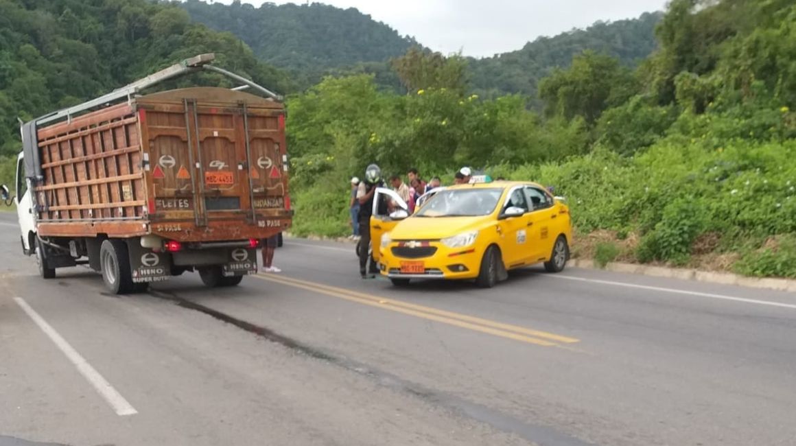 Tres personas que se movilizaban en un taxi fueron interceptadas en una vía de Manabí, el 21 de junio de 2023.