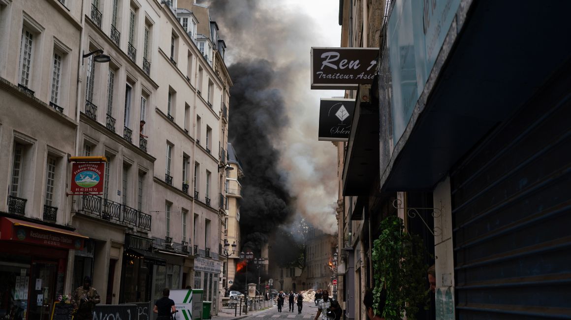 El humo sale de un edificio en Place Alphonse-Laveran en el distrito 5 de París, el 21 de junio de 2023.