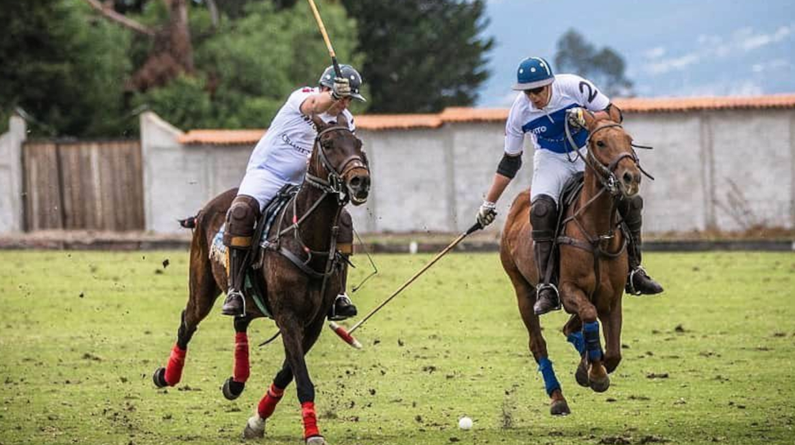 Jinetes practican polo en el Quito Polo Club.