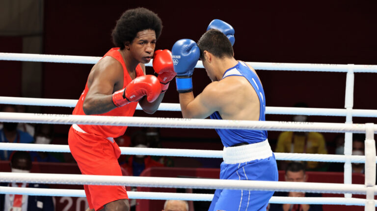 El ecuatoriano Julio Castillo, durante la competencia de boxeo de los Juegos Olímpicos de Tokio 2021.