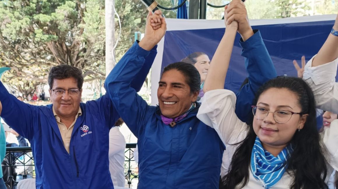 Yaku Pérez, candidato de la alianza Claro que se puede, junto a los aspirantes a la Asamblea, el 20 de junio en Cuenca.