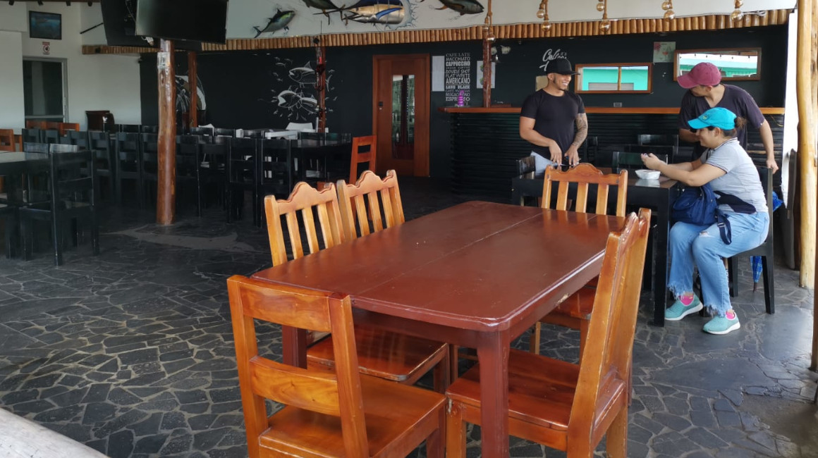 El restaurante Rosita, en la isla San Cristóbal, solo atiende ahora a grupos de turistas que las agencias de viajes reservan con anterioridad, debido a la falta de gas en Galápagos. 