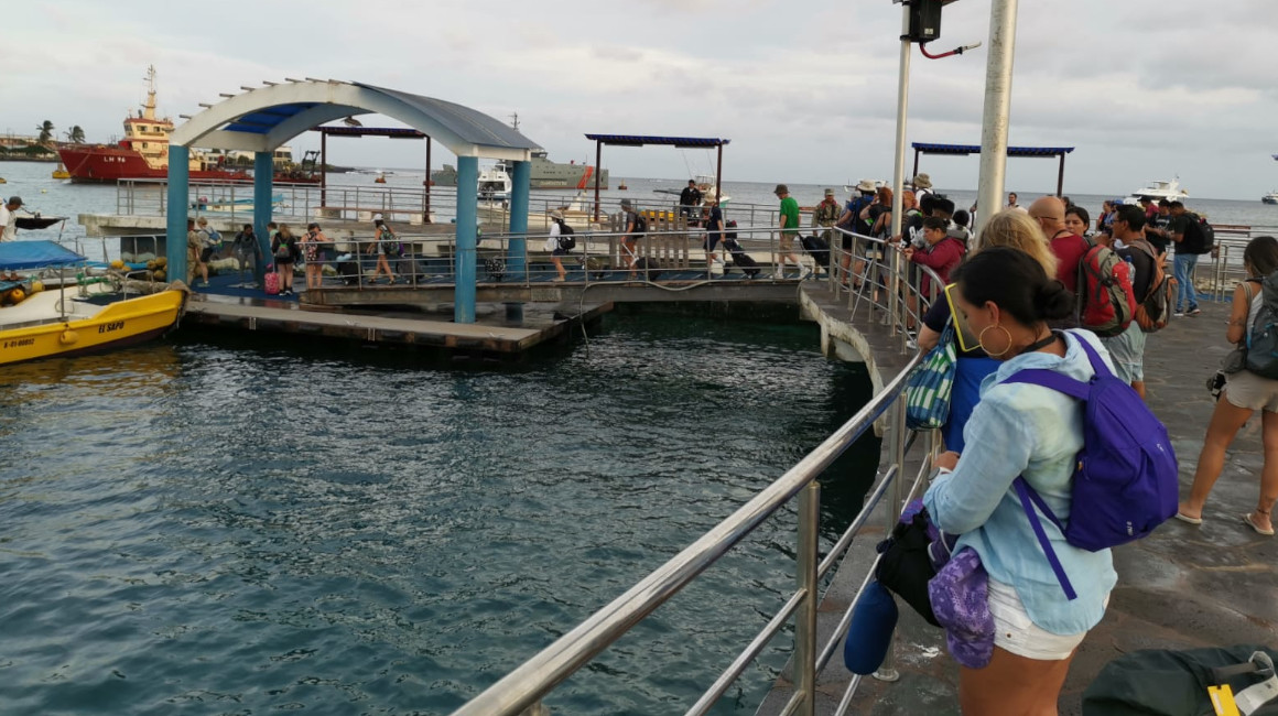 Turistas se embarcan en el trayecto entre las islas San Cristóbal y Santa Cruz, en el muelle de Puerto Baquerizo Moreno, en Galápagos.