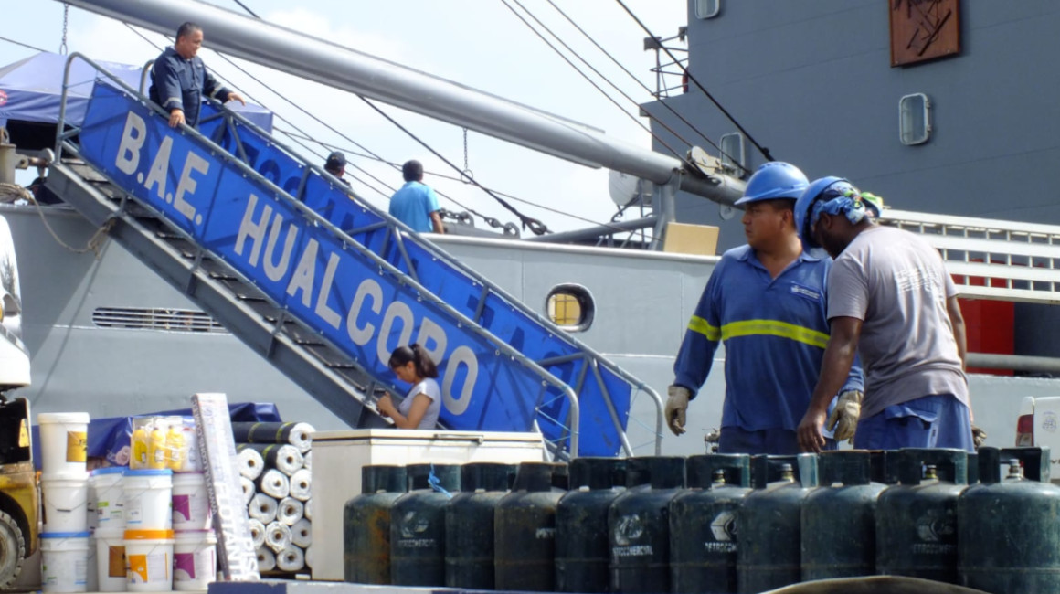 3.011 cilindros de gas son embarcados en el BAE Hualcopo, para su entrega en Galápagos, este 22 de junio de 2023.