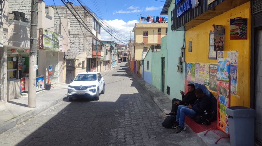 Dos personas sentadas en las afueras de un micromercado del Comité del Pueblo, el 22 de junio de 2023.