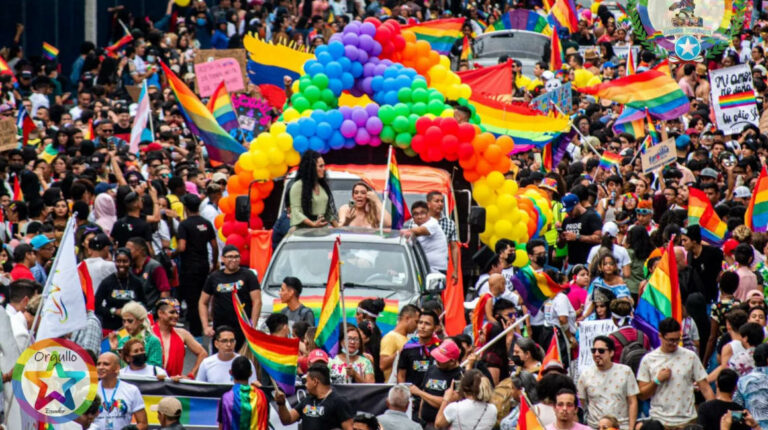 Colectivos desfilan en el centro de Guayaquil, durante la marcha del Orgullo Gay en 2022.
