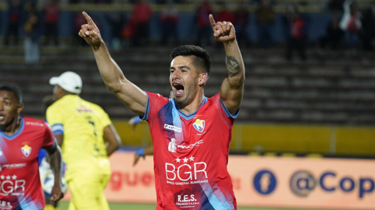 El delantero, Ronie Carrillo, celebra un gol convertido con la camiseta de El Nacional.