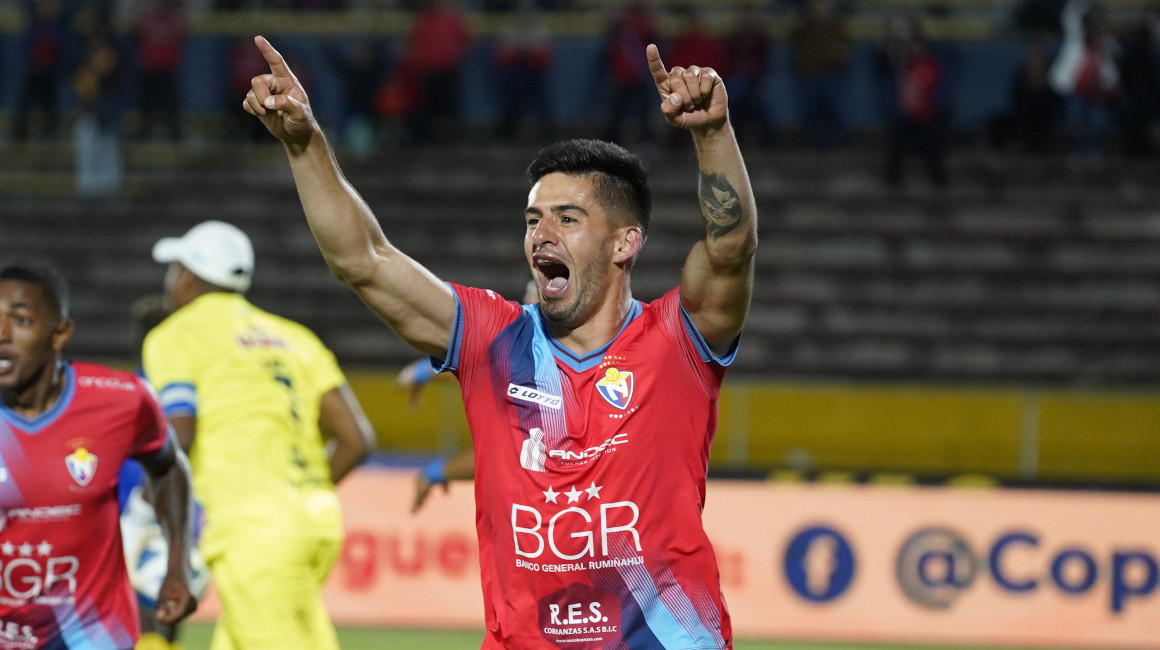 El delantero, Ronie Carrillo, celebra un gol convertido con la camiseta de El Nacional.