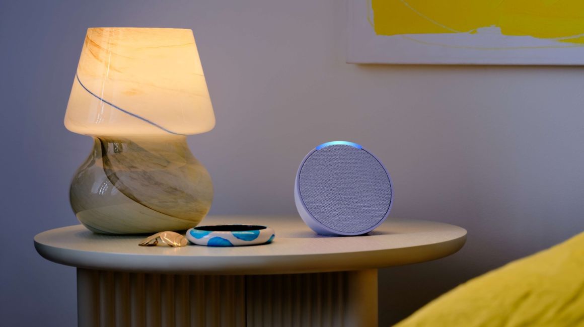 Nuevo Amazon Echo Pop sobre una mesa de noche