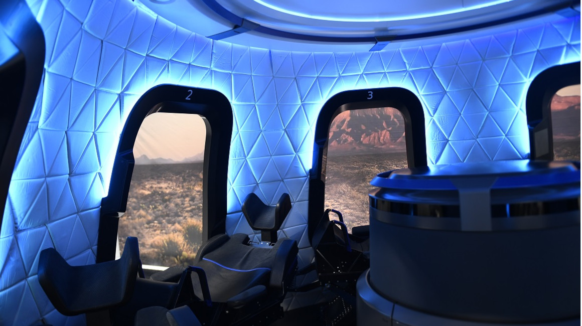 Interior de la cápsula de viaje de Blue Origin, compañía de Jeff Bezos, el 11 de diciembre de 2023. 