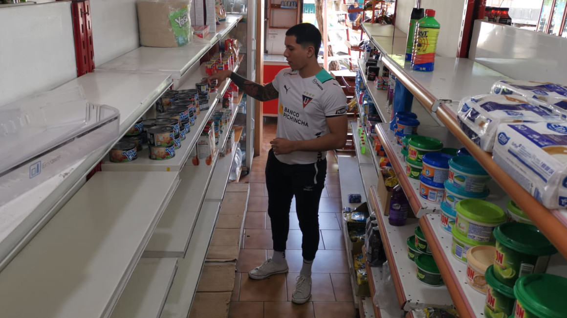Diego Vernaza, administrador del Minimarket Merca 7, en Puerto Ayora, dice que el local sufre un 30% de desabastecimiento en las perchas debido a disminución de cupos de carga para los comercios en las islas Galápagos.