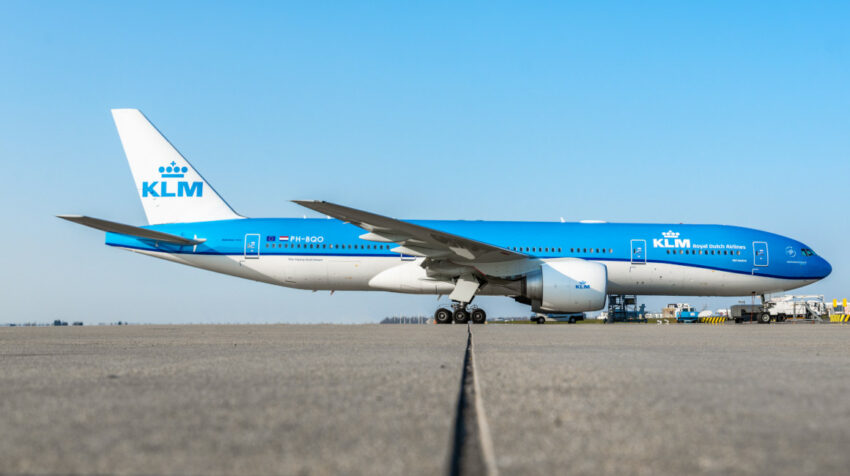 Un avión de KLM en un aeropuerto internacional. 