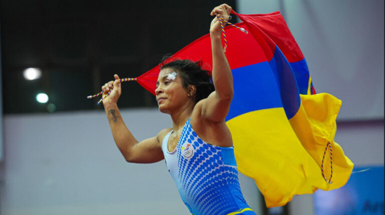 Lucía Yépez, celebrando en el Panamericano de Lucha en Argentina, el 5 de mayo de 2023.