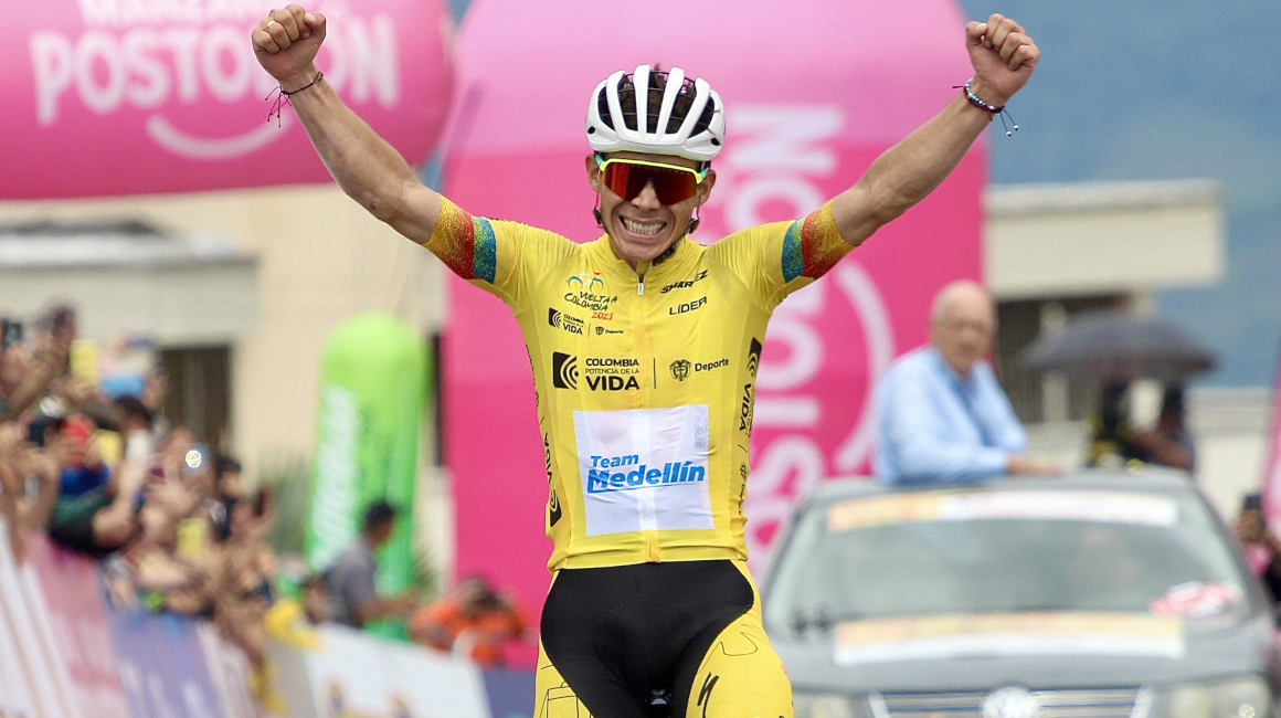 Miguel Ángel López festeja su victoria en la Etapa 7 de la Vuelta a Colombia, el 23 de junio de 2023.