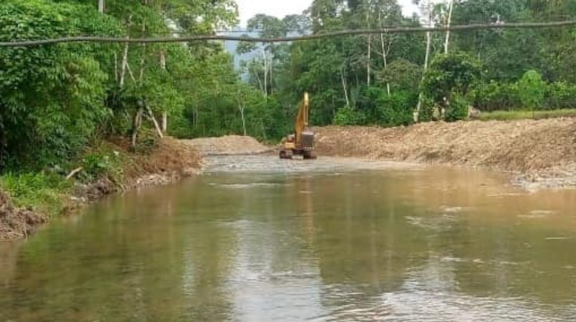 Maquinaria del Municipio de Ponce Enríquez trabaja en la limpieza del río Balao, en junio de 2023.