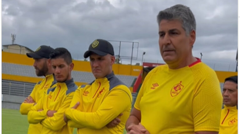 Santiago Escobar, junto a su cuerpo técnico, mientras hablaba con el primer equipo de Aucas, el 24 de junio de 2023.