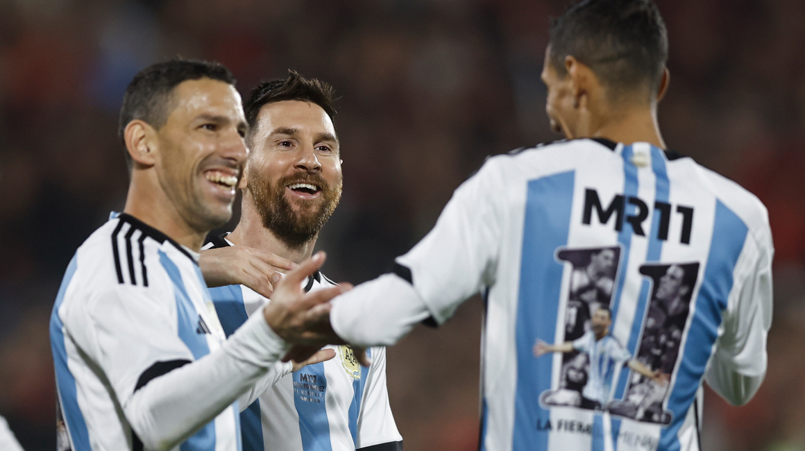 Lionel Messi y Ángel di María acompañan a Maxi Rodríguez en su partido de despedida en el estadio Coloso Marcelo Bielsa en Rosario, el 24 de junio de 2023.