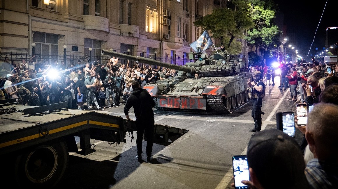 Soldados del Grupo Wagner retiran un tanque de la ciudad de Rostov.
