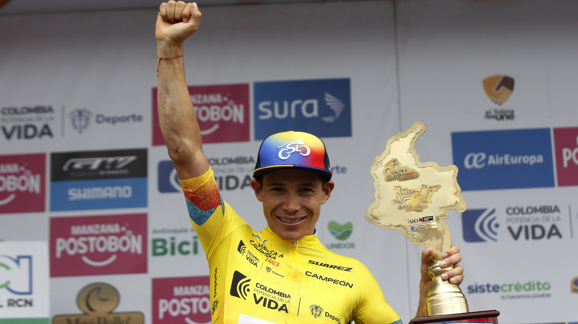 Miguel Ángel 'Superman' López del Team Medellín celebra tras ganar la edición 73 de la Vuelta a Colombia, en el municipio de La Ceja, Antioquia, el 25 de junio de 2023.